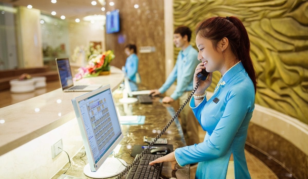 Tiết lộ nghề tay trái giúp tăng thu nhập cho nhân viên lễ tân khách sạn