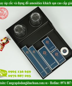 Khay đựng đồ amenities khách sạn và cốc đánh răng
